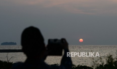  Tim rukyatul hilal Jakarta Islamic Center mengamati terbenamnya matahari di Pulau Karya, Kepulauan Seribu, Jakarta, Jumat (26/5). 