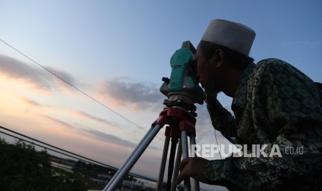 PBNU masih belum menentukan awal Ramadhan. rTim rukyatul hilal melakukan pemantauan posisi hilal di Surabaya, Jawa Timur, Ahad (5/5/2019). (Antara/Zabur Karuru)