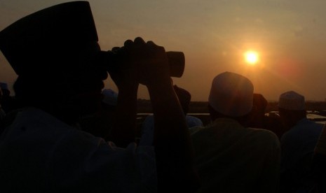  Tim Rukyatul Hilal NU Cabang Surabaya, melakukan rukyat dengan menggunakan teropong, di atap Masjid Al Mabrur Nambangan Kenjeran, Surabaya, Jatim, Sabtu (18/8).  (M Risyal Hidayat/Antara)