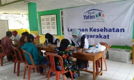 Tim Rumah Yatim menerjunkan dua dokter umum, dua bidan, dua perawat, dua asisten apoteker, beserta relawan dan satu ambulan, untuk memberikan layanan kesehatan secara gratis.