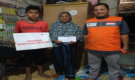 Tim rumah zakat aceh mendatangin rumah anak yatim piatu yang berada digampong Mali Mesjid kecamatan Baktia, kabupaten Pidie, Aceh, Ahad (30/3/2022). Penyaluran bantuan ekonomi yatim piatu dilakukan di rumah neneknya dikarenakan mereka saat ini dirawat oleh seorang nenek yang sudah uzur.