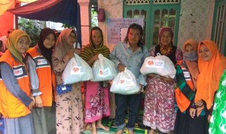  Tim Rumah Zakat Action melakukan penyaluran bantuan paket sembako untuk korban kebakaran di kawasan gang Sederhana Kelayan A, Banjarmasin Ahad (24/3) sore.