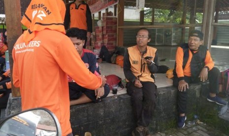 Tim Rumah Zakat Action menerjunkan 11 relawan untuk membantu masyarakat yang terdampak banjir di wilayah Imogiri Bantul, Senin (18/3). 