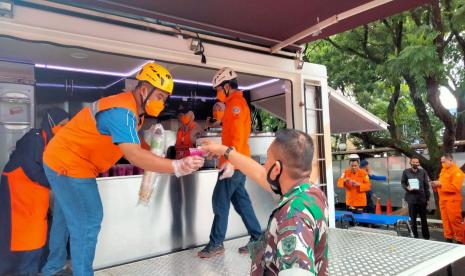 Tim Rumah Zakat Action mengikuti kegiatan apel gelar pasukan yang digelar di Plaza Balai kota Bandung, Selasa (07/12). Kegiatan apel gelar pasukan ini dalam rangka kesiapsiagaan menghadapi bencana hidrometeorologi yang diselenggarakan oleh pemerintah kota Bandung, dengan diikuti Forkopimda dan instansi juga lembaga terkait salah satunya Rumah Zakat.