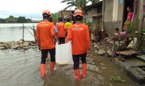 Tim Rumah Zakat Action menyalurkan bantuan untuk para korban banjir di Gowa, Sulawesi Selatan.