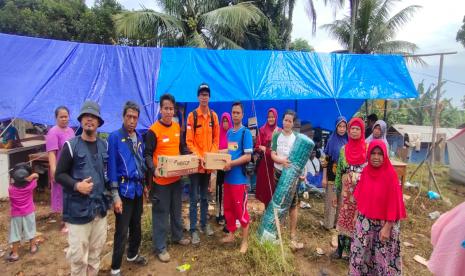 -Tim Rumah Zakat Action menyalurkan logistik berupa 10 Kasur, 2 terpal, 1 Dus Kornet, 3 Dus Susu, 3 Dus Snack, 3 Dus Pampers, 1 Dus Minyak Telon. Penyaluran dilakukan di POS Pengungsian Kampung Pasir Muncang Kelurahan Wangunjaya Kecamatan Cugenang Kabupaten Cianjur. 