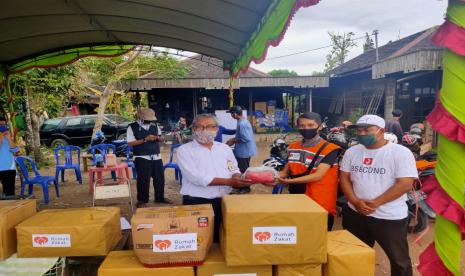 Tim Rumah Zakat Action turun untuk melakukan penyaluran bantuan pakaian layak pakai sebanyak 262 buah dan masker kain sebanyak 4 lusin yang diserahkan langsung ke posko kebakaran pada Rabu (8/7) siang.