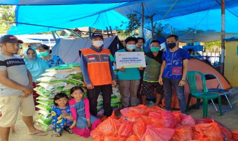 Tim Rumah Zakat kembali menyalurkan bantuan berupa sembako untuk korban gempa yang berlokasi di Desa Bottang, Kabupten Mamuju, Sabtu (6/1). Pendistribusian ini di pelopori  BDI Pertamina Hulu Mahakam yang memberikan kontribusi terbaiknya melalui Rumah Zakat.