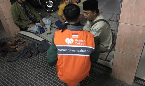 Tim Rumah Zakat memberikan bantuan Superqurban untuk wilayah kebakaran di Jakarta Timur.