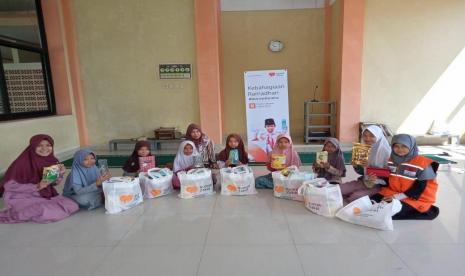 Tim Rumah Zakat menyalurkan paket KLY di Mushola Darul Ilmi di Jalan Kh. Hamzah Link, Pringori RT 01 RW 03 Kelurahan Suryalaya Kecamatan Pulomerak, Kota Cilegon.