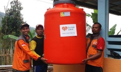 Tim Rumah Zakat mmeberikan bantuan kepada korban longsor di Desa Pulung, Kabupaten Ponorogo, Jawa Timur.