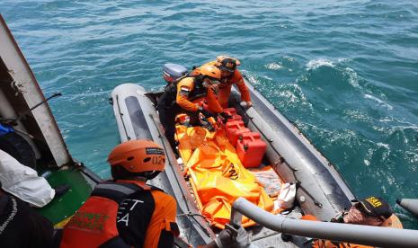  Tim SAR 1 Disaster Management Centre (DMC) Dompet Dhuafa (DD) telah memberikan laporan terkini yakni temuan hasil pencarian sebanyak 10 kantong. Terdiri dari sembilan kantong berisi bagian tubuh korban dan satu kantong berisi serpihan pesawat.