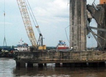 Tim SAR berhasil mengangkat sebuah bangkai mobil Daihatsu Xenia dari dasar Sungai Mahakam Tengarong, Kabupaten Kutai Kartanegara, Kalimantan Timur, Ahad (4/12). 