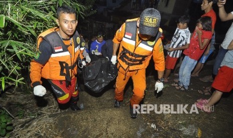 Tim SAR bersama BPBD membawa jenazah kedalam ambulan usai dievakuasi di jembatan Sungai Cikapundung, Kampung Cijagra, Kecamatan Bojong Soang, Kabupaten Bandung, Ahad (30/10).