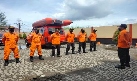 Tim SAR bersiaga dalam upaya pencarian balita tenggelam di Sungai Kaja Banyumas.