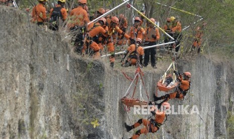 Tim SAR berusaha mengevakuasi korban (ilustrasi). Basarnas menggunakan motor untuk jangkau lokasi helikopter jatuh berisi Kapolda Jambi