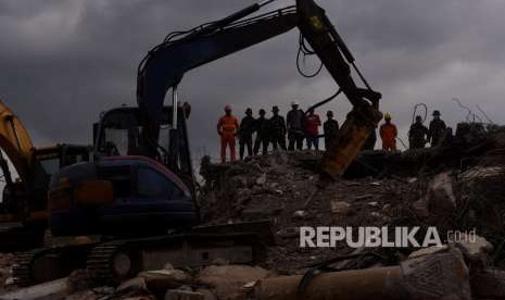 Tim SAR dengan alat berat melakukan evakuasi reruntuhan Masjid Jamiul Jamaah yang rusak akibat gempa bumi di Bangsal, Lombok Utara, NTB, Rabu (8/8).