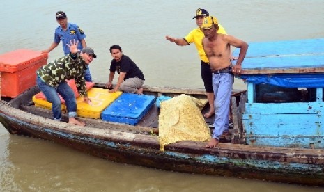 Tim SAR dibantu warga, mengevakuasi jenazah korban kapal tenggelam di perairan Sei Kubung, Kecamatan Panai Hilir, Kabupaten Labuhan Batu, Sumut, Jumat (1/8). 