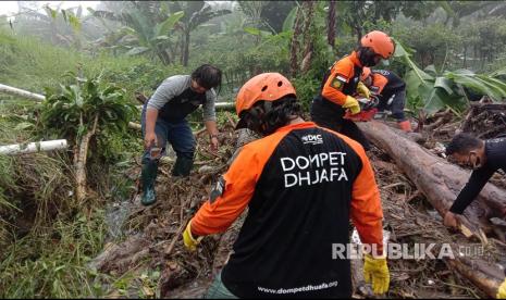 Tim SAR (Disaster Management Center) DMC (Dompet Dhuafa) DD membantu membersihkan material sisa banjir bandang di wilayah Gunung Mas, Selasa (19/1). Tim SAR DMC DD tergabung dalam kru tiga yang terfokuskan dalam pembersihan material longsoran yang ada di Daerah Aliran Sungai (DAS) Cisampai.