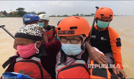 Tim SAR Disaster Management Center Dompet Dhuafa (DMC DD) mengevakuasi korban banjir di Pamanukan, Subang dan Kandanghaur, Indramayu, Jawa Barat Selasa (9/2). 