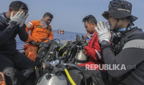 Tim SAR gabungan berdoa bersama sebelum melakukan pencarian kotak hitam (black box) pesawat Lion Air bernomor registrasi PK-LQP dengan nomor penerbangan JT 610 di perairan Tanjung Karawang, Jakarta, Kamis (1/11/2018). 