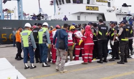 Tim Sar gabungan beserta pihak berwenang sedang memeriksa barang bukti yang dibawa dari lokasi jatuhnya pesawat Lion Air JT610 di Posko Evakuasi Tanjung Priok.