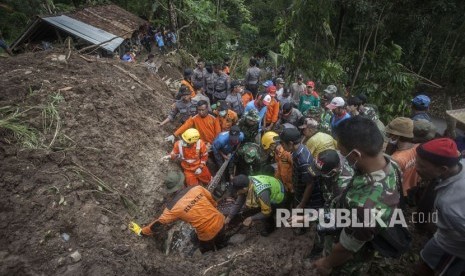 Tim SAR gabungan dan warga berusaha mengevakuasi korban yang tertimbun longsor (ilustrasi)