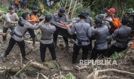 Tim SAR gabungan dan warga berusaha mengevakuasi korban yang tertimbun longsor di Pendoworejo, Girimulyo, Kulonprogo, DI Yogyakarta, Kamis (30/11). 