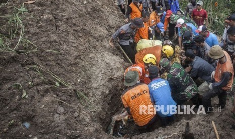 Tim SAR gabungan dan warga berusaha mengevakuasi korban yang tertimbun longsor di Pendoworejo, Girimulyo, Kulonprogo, DI Yogyakarta, Kamis (30/11).