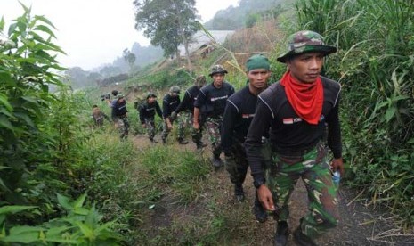  Tim SAR gabungan dari TNI, Polri, dan sejumlah elemen masyarakat menyusuri hutan untuk mengupayakan evakuasi korban pesawat Sukhoi di Gunung Salak, Kabupaten Bogor, Jum'at (11/5).