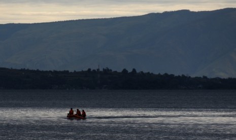 Tim SAR gabungan kembali ke pelabuhan Tigaras usai melakukan operasi SAR tenggelamnya KM Sinar Bangun di Danau Toba, Simalungun, Sumatera Utara, Selasa (26/6). 