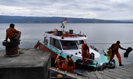 Tim SAR gabungan kembali ke pelabuhan Tigaras usai melakukan operasi SAR tenggelamnya KM Sinar Bangun di Danau Toba, Simalungun, Sumatera Utara, Selasa (26/6).