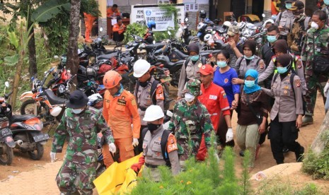 Tim Sar gabungan kembali menemukan enam jenazah tanah longsor Cisolok, Sukabumi.