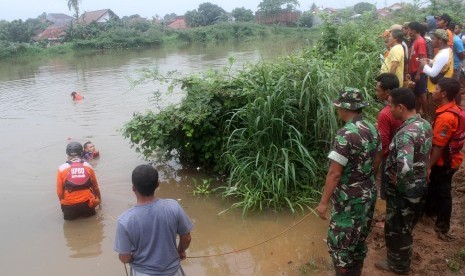 Tim SAR gabungan Kota Bekasi melakukan pencarian korban tenggelam saat banjir di kawasan Perumahan Dosen IKIP, Jatiasih, Bekasi, Jawa Barat, Senin (20/2). 