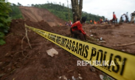 Tim SAR gabungan melakuan pencarian korban yang tertimbung bencana longsor yang terjadi di Desa Banaran, Kecamatan Pulung, Ponorogo, Jawa Timur, Rabu (5/4).