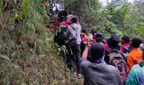 Tim SAR gabungan melakukan evakuasi pendaki yang hilang di Gunung Guntur, Kabupaten Garut, Jumat sore. Pendaki yang dilaporkan hilang itu ditemukan dalam keadaan selamat. 