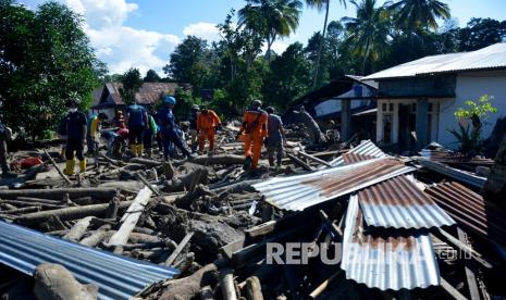 Tim SAR gabungan melakukan pencarian korban banjir bandang di Desa Radda, Kabupaten Luwu Utara, Sulawesi Selatan, Sabtu (18/7/2020). Hingga hari kelima, tim SAR telah menemukan 36 korban meninggal dunia dan 18 orang lainnya masih terus dilakukan pencarian. 