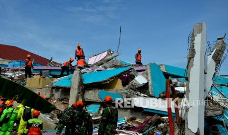 Tim SAR gabungan melakukan pencarian korban gempa bumi di Rumah Sakit Mitra Manakarra di Mamuju, Sulawesi Barat, Senin (18/1/2021). Memasuki hari keempat pascagempa bumi, tim SAR gabungan terus melakukan pencarian korban di sejumlah lokasi, sementara BNPB menyatakan berdasarkan data per 17 Januari 2021 pukul 19.00 WITA jumlah korban gempa bumi yang meninggal berjumlah 81 orang. 