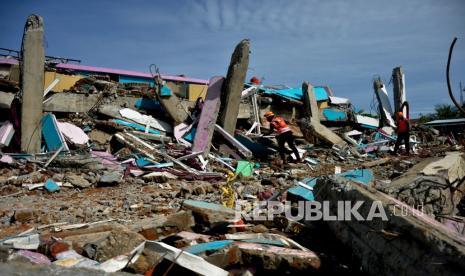 Tim SAR gabungan melakukan pencarian korban gempa bumi di Rumah Sakit Mitra Manakarra di Mamuju, Sulawesi Barat, Senin (18/1/2021). Memasuki hari keempat pascagempa bumi, tim SAR gabungan terus melakukan pencarian korban di sejumlah lokasi, sementara BNPB menyatakan berdasarkan data per 17 Januari 2021 pukul 19.00 WITA jumlah korban gempa bumi yang meninggal berjumlah 81 orang. 