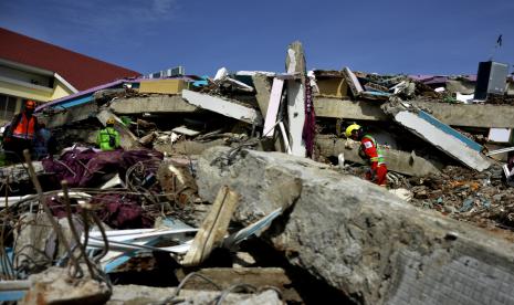 Tim SAR gabungan melakukan pencarian korban gempa bumi di Rumah Sakit Mitra Manakarra di Mamuju, Sulawesi Barat, Senin (18/1).