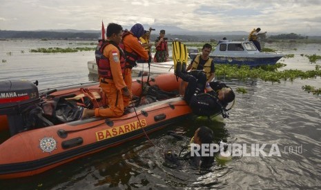 Tim SAR Gabungan melakukan pencarian korban perahu tenggelam di Waduk Cirata, Maniis, Purwakarta, Jawa Barat, Jumat (22/12). 