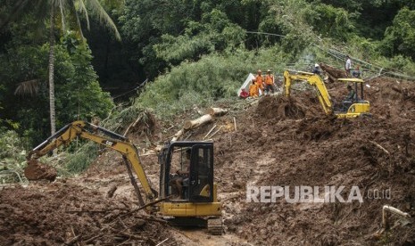 Tim SAR gabungan melakukan pencarian korban tanah longsor di Dusun Kedungbuweng, Wukirsari, Imogiri, Bantul, DI Yogyakarta, Senin (18/3/2019).