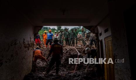 Tim SAR Gabungan melakukan pencarian korban tanah longsor di Cimanggung, Kabupaten Sumedang, Jawa Barat, Senin (11/1). 