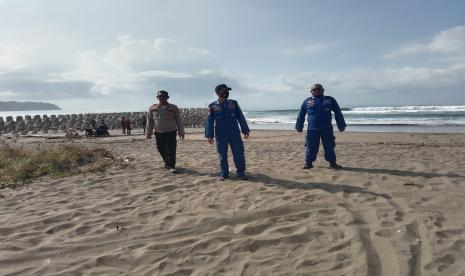 Tim SAR gabungan melakukan pencarian korban tenggalam di Pantai Barat Pangandaran, Rabu (5/1).