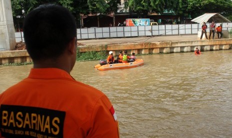 Tim SAR gabungan melakukan pencarian korban di Sungai Kalimalang