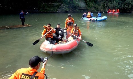 Pencarian dilakukan petugas Sudin PKPSektor Pasar Minggu dan tim SAR lainnya, sebanyak dua unit perahu karet dikerahkan untuk menyusuri aliran Sungai Ciliwung (Ilustrasi pencarian korban)