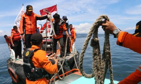 Tim SAR gabungan melakukan pencarian korban tenggelamnya KM Sinar Bangun di Danau Toba, Simalungun, Sumatera Utara, Jumat (22/6).