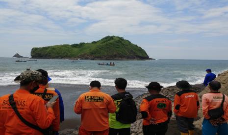 Tim SAR gabungan melakukan pencarian korban terseret arus di Pantai Payangan, Desa Sumberejo, Ambulu, Jember, Jawa Timur, Ahad (13/2/2022). Sebanyak 24 orang dari Kelompok Tunggal Jati Nusantara terseret arus Pantai Payangan mengakibatkan sepuluh orang meninggal dunia, satu orang dalam pencarian dan 13 orang selamat.