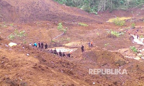  Tim gabungan tanggap bencana terus melakukan pencarian korban longsor di zona B dusun Tangkil, Desa Banaran Kecamatan Pulung, Ponorogo, Jawa Timur, Senin (3/4).