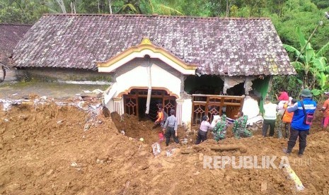  Tim gabungan tanggap bencana terus melakukan pencarian korban longsor di zona B dusun Tangkil, Desa Banaran Kecamatan Pulung, Ponorogo, Jawa Timur, Senin (3/4).